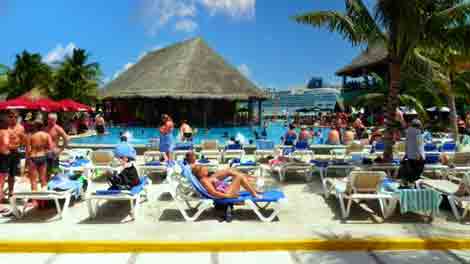 Photo of the Swiming Pool in the cruise terminal in Costa Maya cruise port