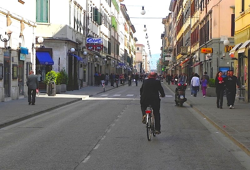 Photo of Via Ricasoli in Livorno by  R. Rosado