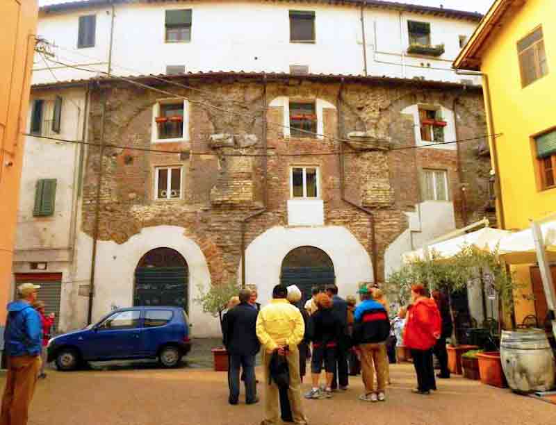 Photo of Piazza Anfiteatro in Lucca