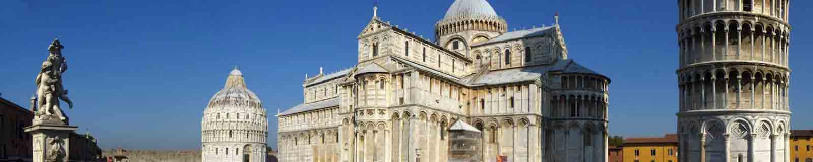 Panoramic photo of the Piazza del Miracoli in Pisa, a top highlioght for cruise travelers to the port of Livorno