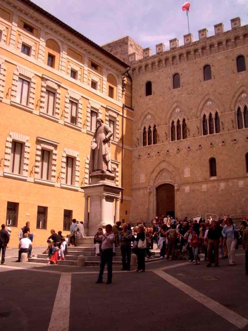Photo of Piazza Salimbeni in Siena