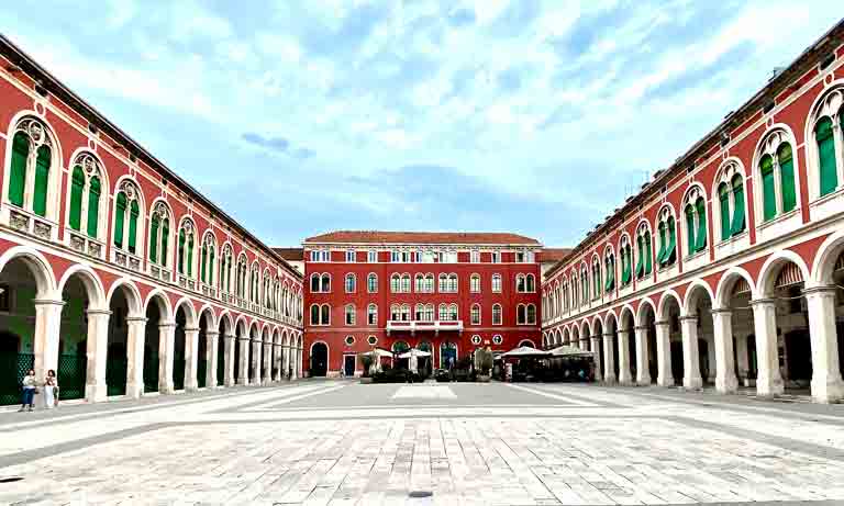 Photo showing the distance between the cruise port and city center