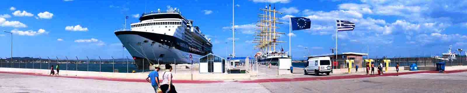 Panoramic photo of Santorini cruise ship port