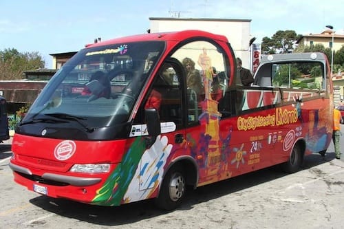 Photo a City Sightseein Bus in Livorno